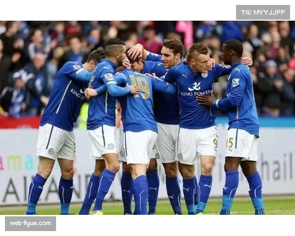 洛里昂主场对阵布雷斯特，两队球迷在赛前共同为近期空难遇难者默哀
