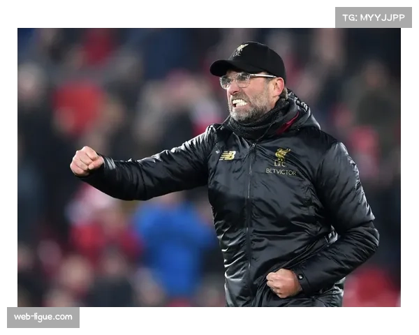 维戈塞尔塔主教练在边线指挥，频繁通过手势指令调整本队前场压迫阵型