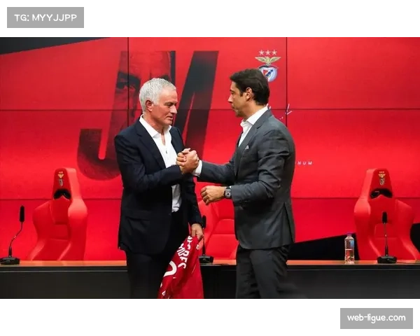 即时：拜仁慕尼黑下半场开场即变阵，调整为三后卫体系